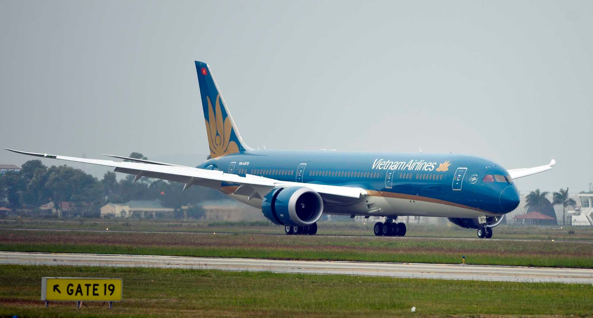 Hình ảnh đầu tiên về chiếc máy bay Boeing 787 thứ 10 của Vietnam Airlines vừa hạ cánh tại Nội Bài